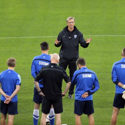 Markku Kanerva ja Huuhkajat harjoituksissa.