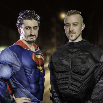 Simon och Aras utklädda till superhjältar