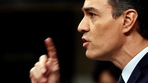 Pedro Sánchez säger att hans regering fattade beslut om att inte förlänga stängningen av arbetsplatserna efter att ha konsulterat ett expertråd. Spanska socialisten Pedro Sanchez pekar finger.