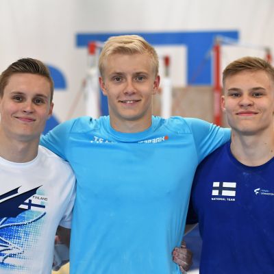Gymnasterna Oskar Kirmes, Emil Soravuo och Robert Kirmes poserar tillsammans.