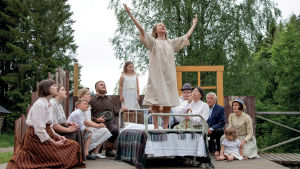 Oravais Teater med "Under liten himmel" hade planerat nypremiär på pjäsen om sömnpredikanten Maria Åkerblom Maria Åkerblom (Alexandra Mangs) sömnpredikar.
