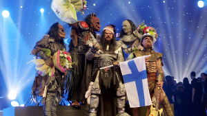 Suomen vuoden 2006 euroviisuedustaja ja voittaja Lordi poseeraa Suomen lipun ja kukkien kanssa.
