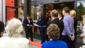 Ragnar Lundqvist från Raseborgs stad och Mathias Kivikoski från Tokmanni klipper bandet. Raseborgs stadsdirektör Ragnar Lundqvist klipper invigningsbandet till nya Tokmannibutiken tillsammans med Mathias Kivikoski från Tokmannikoncernen.