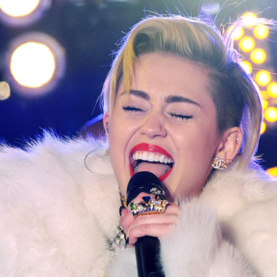 Miley Cyrus sjunger
