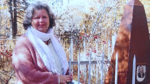 Marianne vid sin pappas grav i Magadan Marianne vid sin pappas grav i Magadan