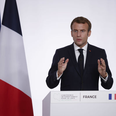  Emmanuel Macron puhui  tiedotustilaisuudessa.