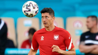 Robert Lewandowski tränar inför matchen mot Spanien.