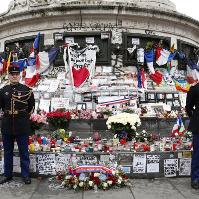 Ceremoni över terroroffer i Paris