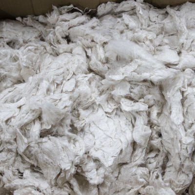 Tekstiilien kemiallinen kierrätys  Vtt bioruukki, valmis tekstiilikuit pahvilaatikossau