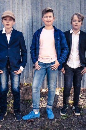 Wilson, Alvar och Loke poserar framför kameran.