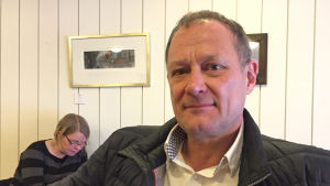 Pentti Molander har blivit bjuden på bröllop av kunder som har hittat den rätta via kontakten.fi. Pentti Molander, Movika, den finlandssvenska kontakten, närbild