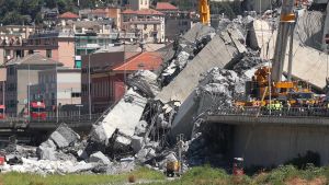 Biträdande infrastrukturminister menar att åtminstone 20 bilar störtade till marken. Den kollapsade bron i Genua, Italien.