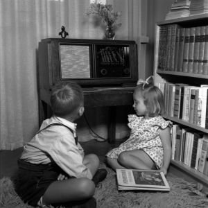 Mellerin lapset kuuntelevat radiota