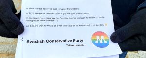 Flygbladstexten på engelska. "Vi uppmanar Estlands inrikesminister Helme att bjuda hit homofober från Sverige". En flygbladstext på engelska där Svenska Moderaterna i Tallinn säger att Sverige kan ta emot Estlands homosexuella och föreslår att Estland bjuder in Sveriges homofober.