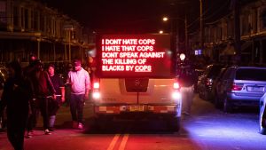 "Jag hatar inte poliser, men jag hatar att poliser inte motsätter sig det att poliser dödar svarta", stod det på demonstranternas ljusskylt under en demonstration i Philadelphia på tisdagen. Copyright: AFP / Lehtikuva "Jag hatar inte poliser, men jag hatar att poliser inte motsätter sig det att poliser dödar svarta", stod det på demonstranternas ljusskylt under en demonstration i Philadelphia på tisdagen.