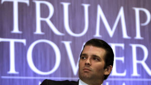 Donald Trump junior ansvarar för Trump-konsortiet under pappans presidentperiod. Arkivbild från 2012 Arkivbild från 2012: Donald Trump jr sitter framför elektronisk jätteskylt: Trump Tower, Manila.