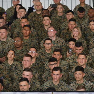 Soldater lyssnar på president Trumps tal i mars 2018.