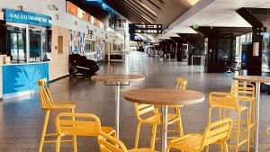 Stora hallen alla besökare på Tallinns internationella flygplats passerar. Så här har det sett ut största delen av de senaste två månaderna trots att flygplatsen i princip har varit öppen hela tiden. Stora hallen på Tallinns internationella flygplats är helt tom på folk.