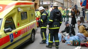 Några av de skadade i Gamla stan i Stockholm efter att en bilist den 31 maj 2003 kört rätt in i folkhopen. Tjugoåtta skadade och en död. Några av de skadade i Gamla stan i Stockholm efter att en bilist den 31 maj 2003 kört rätt in i folkhopen.