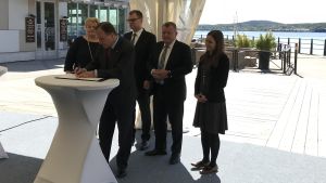 De nordiska statsministrarna undertecknade under sitt möte i Örnsköldsvik intentionsavtalet för att Norden ska bli bäst i världen på 5G. Fem nordska statsministrar undertecknar ett dokument.