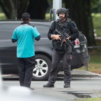 Polis beväpnad med gevär i Christchurch