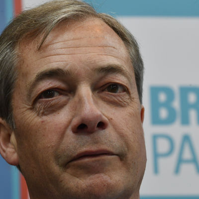 Nigel Farage framför en skylt med texten "Brexit Party".