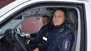 Markus Ramstedt jobbar vid Raseborgspolisen. (Arkivbild) överkonstapel Peter Hafström och äldre konstapel Markus Ramstedt (vid ratten)