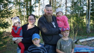 Familjen Skuthälla har deltagit i familjekraftsläger. en familj med fyra barn
