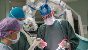 Neurokirurgi Martin Lehecka leikkaa ihmisten aivoja Töölön sairaalassa.