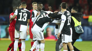 Flera planstormare störde matchen mellan Lverkusen och Juventus. En planstormare river i Cristiano Ronaldo, samtidigt som han dras av en ordningsvakt.
