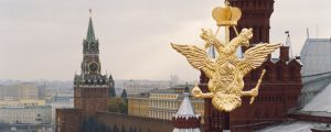 Kreml får knappast någon ny husbonde, Putin sitter ohotad Den ryska tvåhövdade örnen med Kreml i bakgrunden