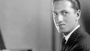 Säveltäjä George Gershwin pianon ääressä.