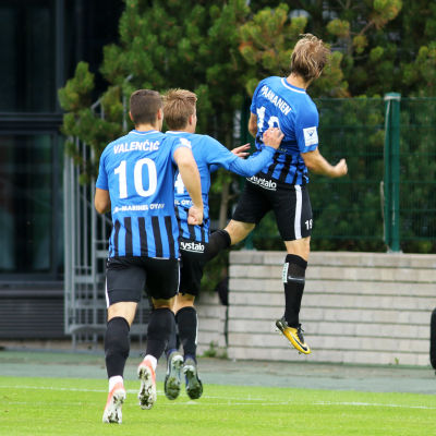 Aleksi Paananen hoppar upp i luften när han firar ett mål med lagkamrater.
