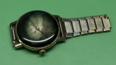 Ett gammalt armbandsur, en Omega Seamaster, som legat på havsbottnet