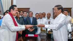 Ex-president Mahinda Rajapakse och president Maithripala Sirisena. Ex-president Mahinda Rajapakse överlämnar dokument till president Maithripala Sirisena.