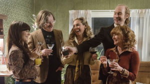 Många skådespelare medverkar i Jonas Gardells nya dramaserie. Här ser vi Bodil Munksås (Rebecka Hemse), Per-Ove Elofsson (Magnus Krepper), Eva Elofsson (Eva Röse), Roffan Törnblad (Torkel Petersson) och Anita Törnblad (Anja Lundqvist) . Bodil Munksås (Rebecka Hemse), Per-Ove Elofsson (Magnus Krepper), Eva Elofsson (Eva Röse), Roffan Törnblad (Torkel Petersson) och Anita Törnblad (Anja Lundqvist) skålar på en hemmafest.
