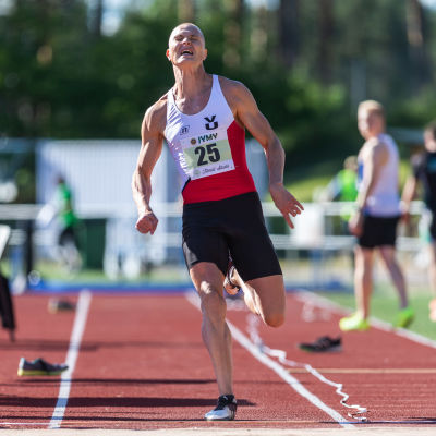 Kristian Bäck hoppar längd.