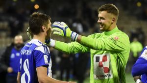 Maksim Rudakovs räddningar hjälpte HJK till semifinal. Här firar han med Roni Peiponen. Roni Peiponen och Maksim Rudakov firar seger.