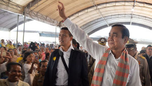 Militärjuntans ledare, premiärminister Prayut Chan-o-cha har med kungens stöd stiftat lagar som gynnar honom och hans militärstödda parti Militärjuntans ledare, premiärminister Prayut Chan-o-cha har med kungens stöd stiftat lagar som gynnar honom och hans militärstödda parti
