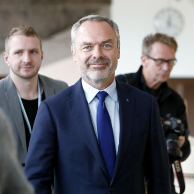 Liberalernas ordförande Jan Björklund tittar in i kameran och ler.
