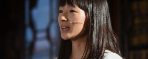 Den japanska städgurun Marie Kondo lär folk städa. Den japanska städgurun Marie Kondo.