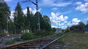 Kustbanan ska förbättras. Arbetena har pågått redan en tid. Bilden är från Ingå station. Tågräls där det pågår byggarbeten.