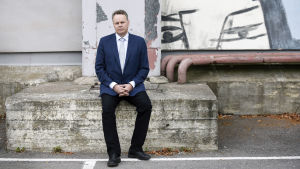 Dekan Juho Saari anser utkomststödet är problematiskt, eftersom det är svårt att komma loss från det och vidare till arbete eller studier. Juho Saari