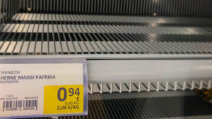 Suomalasten karanteenilounas koostuu suolalla maustetusta ja mikrossa kypsennetystä pussista herne-maissi-paprikaa. Olisin vamistanut esimerkkiannoksen, mutten löytänyt kyseistä raaka-ainetta mistään kaupasta. Tyhjä kaupan pakastehylly. Hintalapussa lukee herne-maissi-paprika