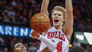 Lauri Markkanen har en stark säsong bakom sig i Chicago Bulls. Lauri Markkanen dunkar.