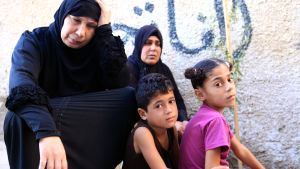 Um Attaf Bakir suree perheensä neljää Gazan uimarannalle surmattua lastaan. Um Attaf Bakir suree perheensä neljää Gazan uimarannalle surmattua lastaan.
