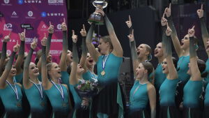 Helsingforslaget Team Fintastic vann guld i junior-VM i synkroniserad konståkning. Bilden är från FM-tävlingarna för några veckor sedan. Kvinnor som håller upp en pokal.