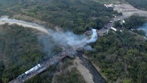 Hjälpkonvojer står stilla invid gränsen mellan Venezuela och Colombia, där sammandrabbningar ägt rum. Flygbilder visar rök som stiger från gränsområdet mellan Venezuela och Colombia, där hjälpkonvojer fastnar.