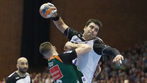 Cocks får se upp med Vladislav Ostroushko. Vladislav Ostroushko skjuter ett skott
