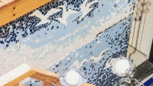 Mosaiikkityötkin hän taitaa. Pienen paikkakunnan kansalaisopiston taidekursseilla ei ole paljon sijaisia tarjolla. Sijainen saa yksinkertaisesti opetella kaikki tekniikat, jotta niitä voi opettaa muillekin! Sinisävyinen mosaiikki, aiheena vesi, taivas ja linnut.